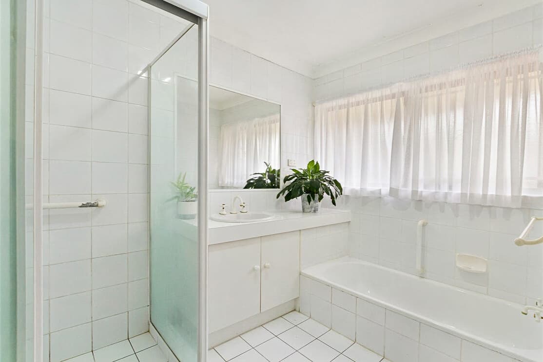 Belinda Circuit bathroom — before