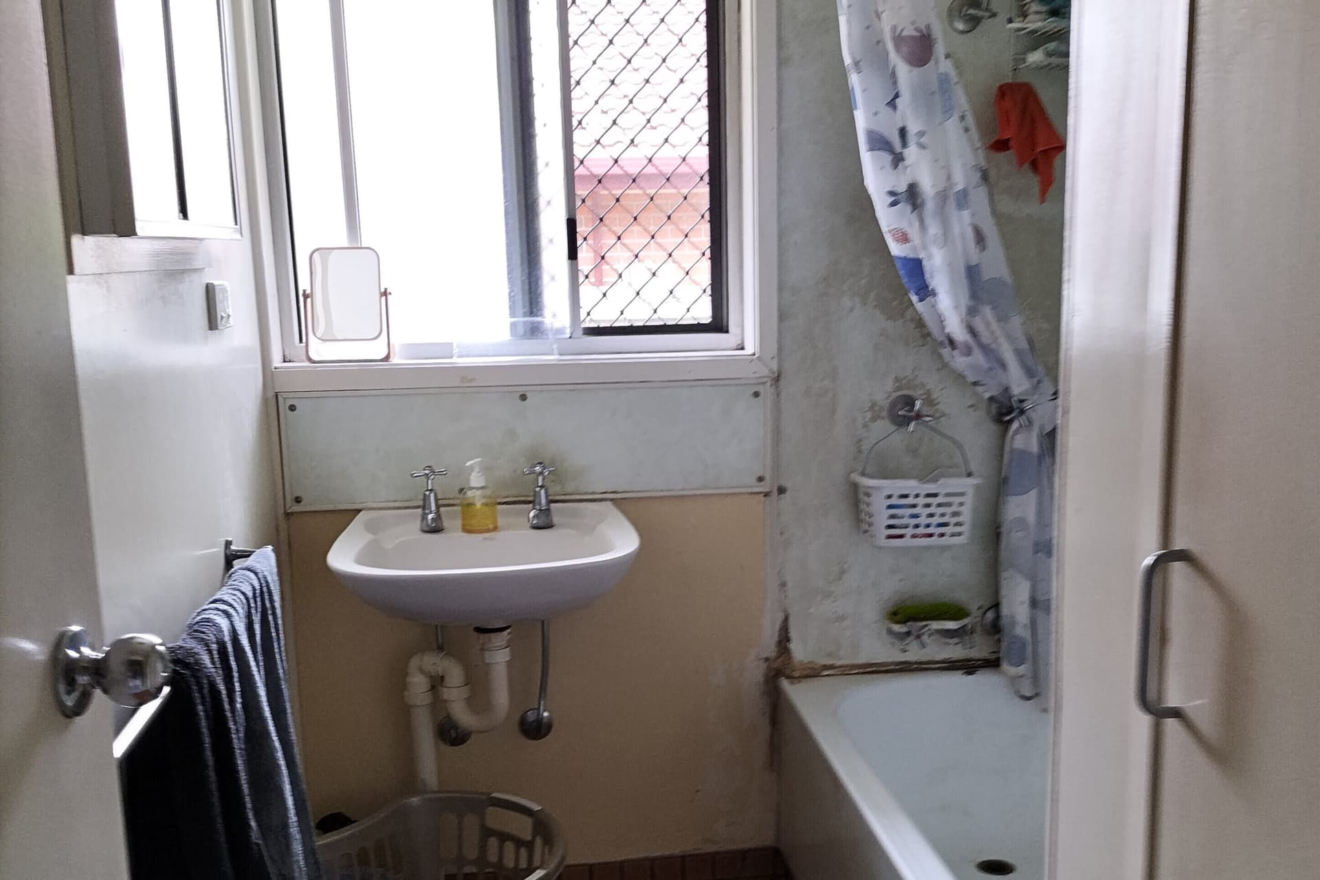 Darra bathroom — before