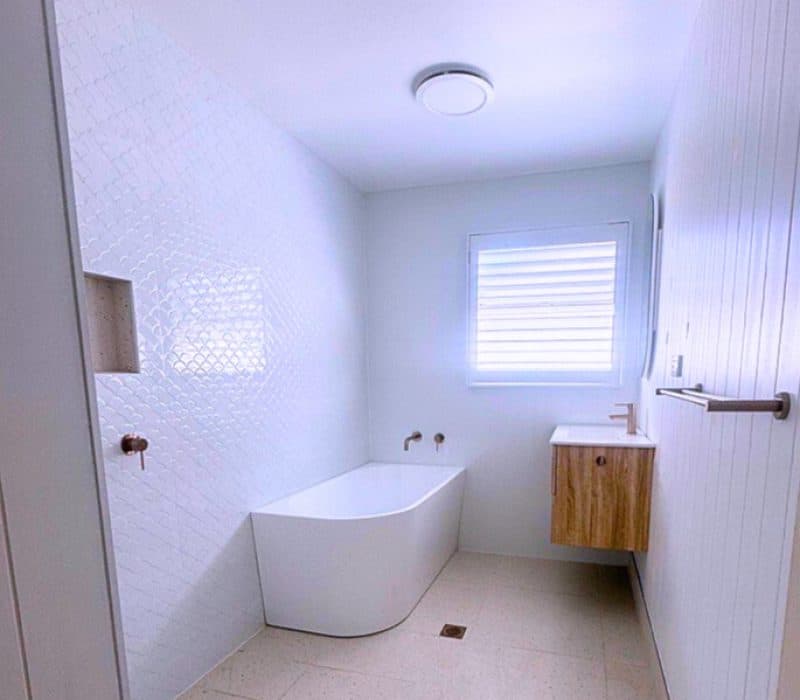 Mt Gravatt bathroom with freestanding tub and fish-scale tile